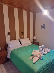Postel nebo postele na pokoji v ubytování Marinos Studios at Lourdata village