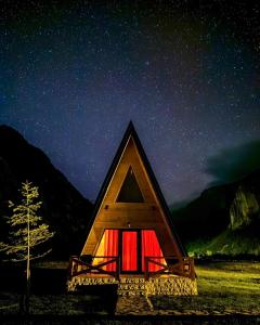 eine kleine Hütte mit rotem Fenster in der Nacht in der Unterkunft Silence House in Šavnik