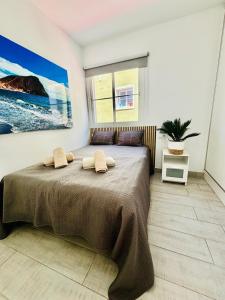 アデへにあるOrlando Luxury Costa Adejeのベッドルーム1室(枕2つ付)
