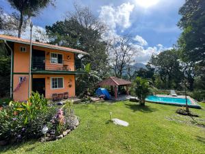 a house and a yard with a swimming pool at Cabañas La India in Valle de Anton