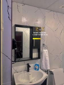 W łazience znajduje się umywalka i lustro. w obiekcie MARS LUXURY CAMP WADi RUM w mieście Wadi Rum