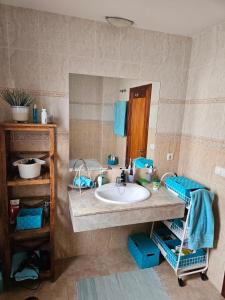 a bathroom with a sink and a mirror at Casa Golden in Caleta De Fuste