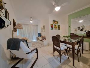 ein Wohnzimmer mit Esstisch und Stühlen in der Unterkunft Plaza Riviera - Módulo 6 - 2 Quartos - 300 metros da praia in Riviera de São Lourenço