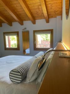 - une chambre avec un lit et un bureau avec une lampe dans l'établissement Residence19ilborgo, à Asolo