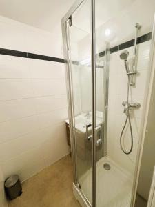 een badkamer met een douche en een wastafel bij Beau T3 à Clichy-la-garenne in Clichy