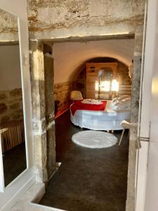 - une chambre avec 2 lits dans une pièce en pierre dans l'établissement Ly'Ove, à Lyon