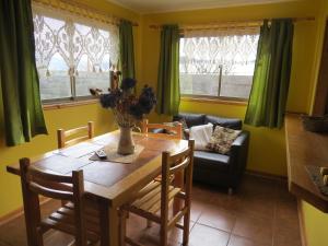 a dining room with a table and a couch at Apartamento Bordeluna in Coihaique