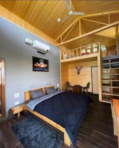 1 dormitorio con 1 cama grande y techo de madera en Lacasa Luxury Stays, en Shogi