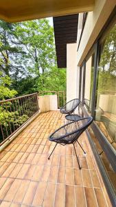 2 chaises assises sur une terrasse avec balcon dans l'établissement Charmant hell citynah, à Wiesbaden