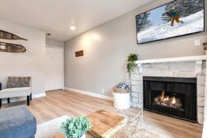 Μια τηλεόραση ή/και κέντρο ψυχαγωγίας στο Powderwood Condos 7B by Moose Management