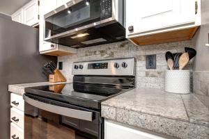 Η κουζίνα ή μικρή κουζίνα στο Powderwood Condos 7B by Moose Management