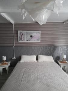 1 dormitorio con 1 cama grande y 2 mesas en Smith Cosy en Châteaumeillant
