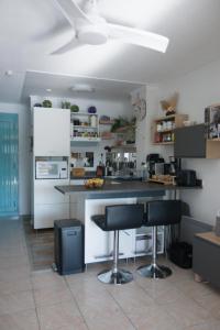 Kuchnia lub aneks kuchenny w obiekcie Maison à Coudalère, entre étang et mer !
