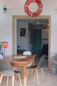 Część wypoczynkowa w obiekcie Maison à Coudalère, entre étang et mer !