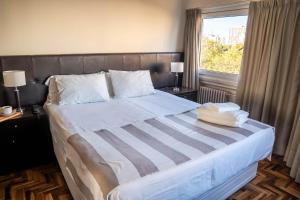 1 dormitorio con 1 cama grande y ventana en Gran Hotel Panamericano en Mar del Plata