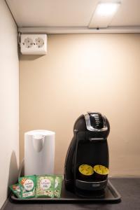 een koffiezetapparaat op een dienblad met wat koekjes bij Ultracentral duplex with private rooftop terrace in Oslo +31 foto's