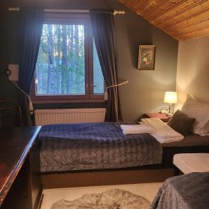 波里的住宿－Kotimajoitus Noora，一间卧室设有两张床和窗户。