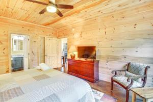 Postel nebo postele na pokoji v ubytování Pet-Friendly Boone Cabin with Mtn Views and Hot Tub!