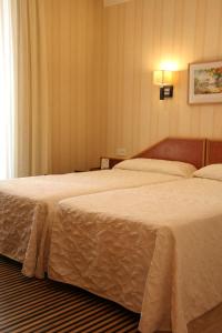 Postel nebo postele na pokoji v ubytování Hostal Paris