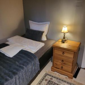 ポリにあるKotimajoitus Nooraのベッドルーム1室(ベッド1台、ナイトスタンド、ランプ付)