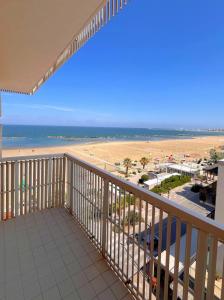 里米尼的住宿－卡納比酒店，享有海滩美景的阳台