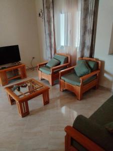 Sala de estar con 3 sillas y mesa de centro en Dar Zohra, en Tabarka