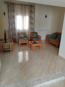 Sala de estar con 2 sofás y mesa de centro en Dar Zohra, en Tabarka