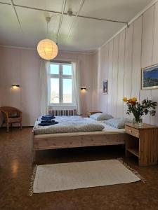 um quarto com uma cama grande e uma janela em Fokhol Gård Gjestehus em Stange