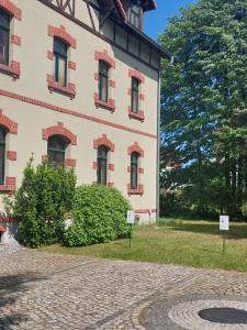 a building with signs in front of it at Ferienwohnung Am Bürgerteich 2 in Bischofswerda