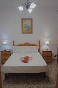 Un dormitorio con una cama con flores. en Casa Iantmar 2 en El Altet