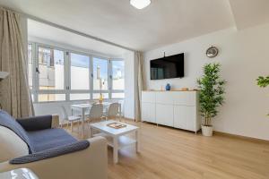 un soggiorno con un divano e un tavolo di Pursuit of Ocean a Las Palmas de Gran Canaria