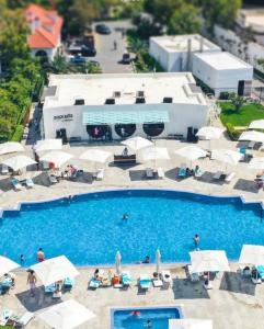 an overhead view of a swimming pool with umbrellas at Sea Breeze White Villa in Baku