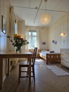 StangeにあるFokhol Gård Gjestehusのテーブル付きの部屋、ベッド付きのベッドルーム1室が備わります。