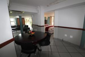 un soggiorno con tavolo e una camera da letto di Boulevard 14 a Margate