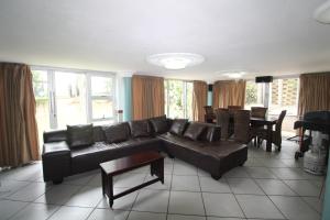 un soggiorno con divano nero e tavolo di Boulevard 14 a Margate