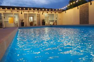 een zwembad met verlichting bovenop een huis bij Casa Iantmar 2 in El Altet