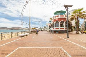 un edificio su una passerella vicino all'oceano di Pursuit of Ocean a Las Palmas de Gran Canaria