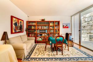 uma sala de estar com um sofá e uma mesa em Portugal Active Oliveiras Farm em Viana do Castelo