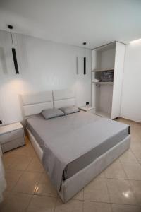 薩蘭達的住宿－Sarande Apartment，卧室配有一张白色大床