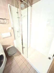 a bathroom with a shower and a toilet at Kulturmensch Oberhausen mit Balkon in Oberhausen