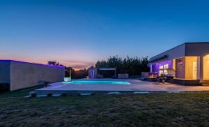 a backyard of a house with a swimming pool at Kuća za odmor Dora in Benkovac