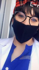 Una mujer con gafas y una máscara en la cara. en ELAT Bungalow, en Pazar 3 fotos más