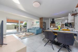 a kitchen and living room with a table and chairs at Kuća za odmor Dora in Benkovac