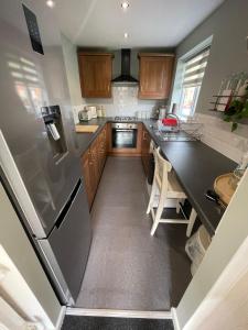 een keuken met een roestvrijstalen koelkast en een aanrecht bij Cosy home close to M6 motorway in Pemberton