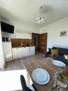 Kuchyňa alebo kuchynka v ubytovaní Apartamenty ''Chcę Tu Zostać''