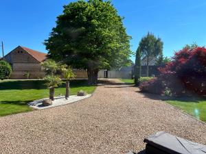 a gravel driveway with trees and a house at Villa Louméa - Le Loft avec jacuzzi in Friesenheim