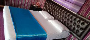 ワディ・ラムにあるDesert heart campの青と白のベッドが備わる客室です。