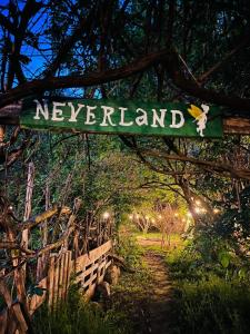 ein Schild mit der Aufschrift „New Zealandordan“ in einem Wald in der Unterkunft Belu Magic Nest in Arad