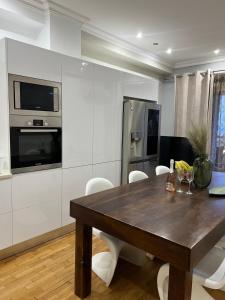 Kuchyň nebo kuchyňský kout v ubytování Marina Zeas Seaview House-MarinaQ