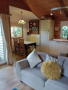 馬漢萊斯的住宿－Comfy Secluded Cabin，客厅配有沙发和桌子